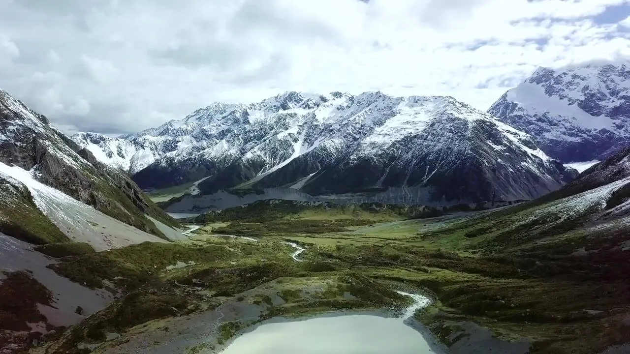 Vale glacial entre montanhas nevadas