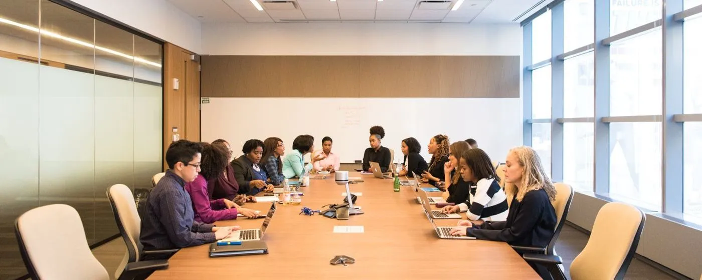 Equipe reunida em sala de treinamento